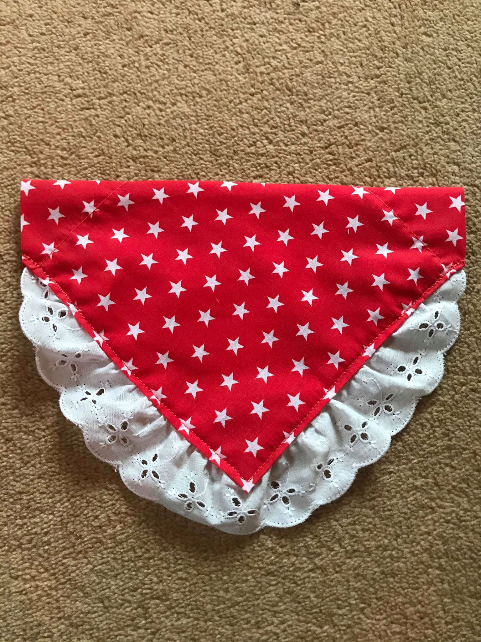 Red and white stars with flower lace